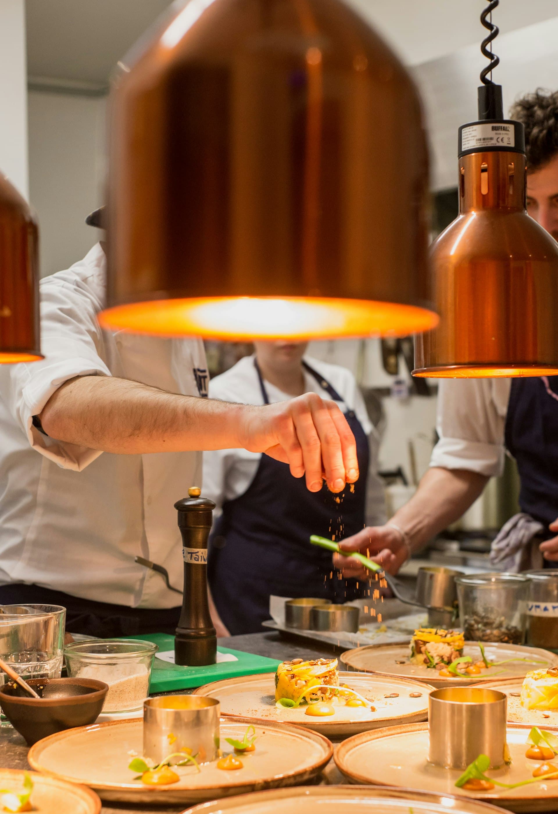 Il passe di una cucina durante il servizio — fotografia placeholder
